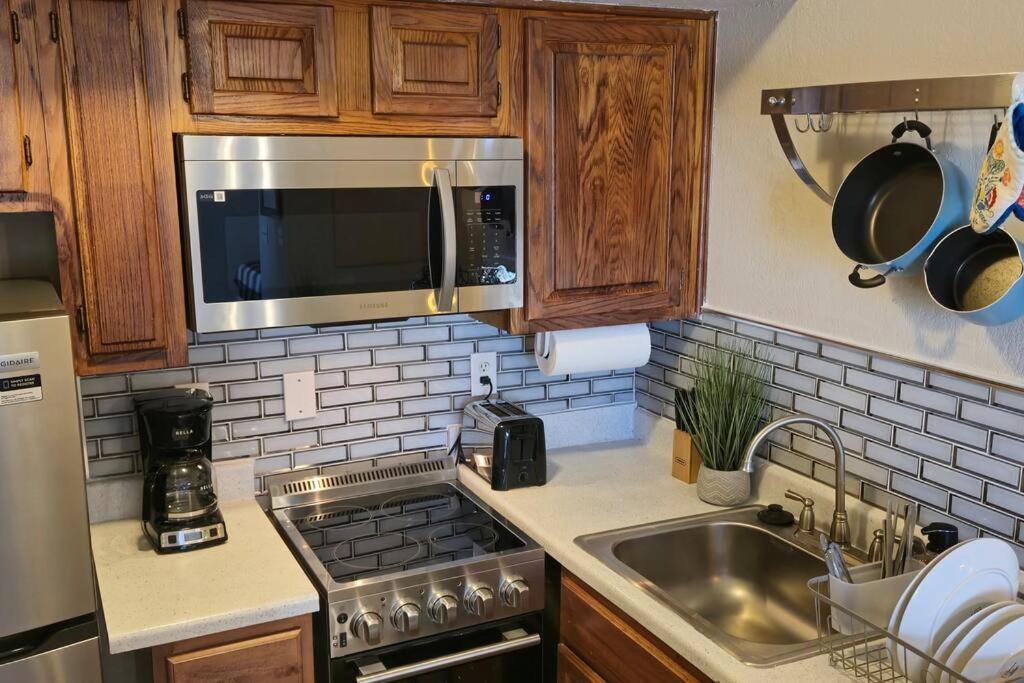 Cozy Updated Cove Of Heaven, 5Mins To Lake Hefner! Oklahoma City Ngoại thất bức ảnh